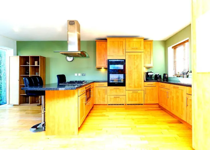 Spacious 4-bed | Wifi | Parking | Workspace 4*