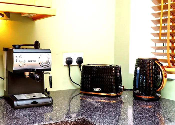 Spacious 4-bed | Wifi | Parking | Workspace 4*