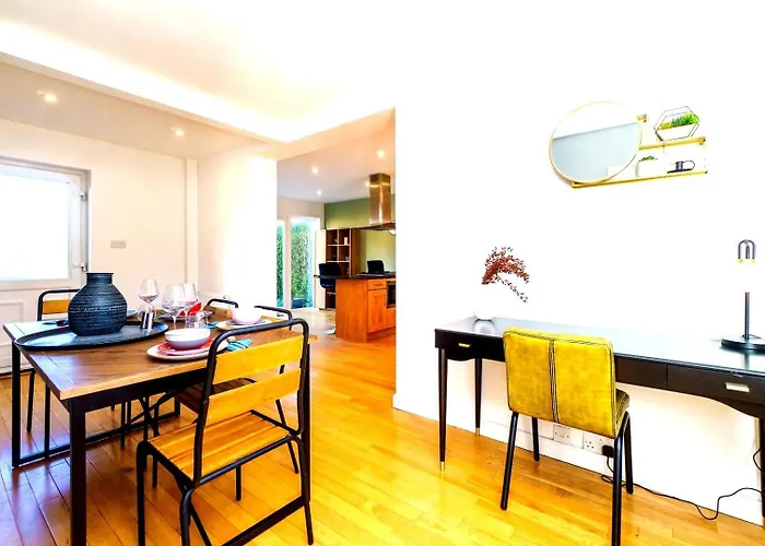 Spacious 4-bed | Wifi | Parking | Workspace Бристоль