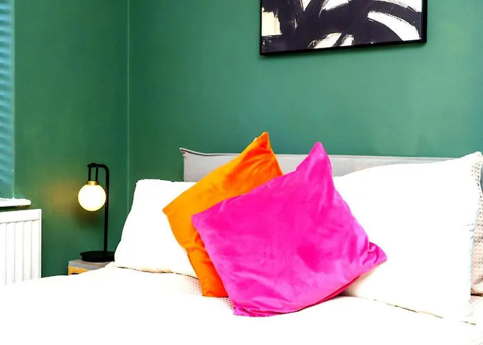 Spacious 4-bed | Wifi | Parking | Workspace