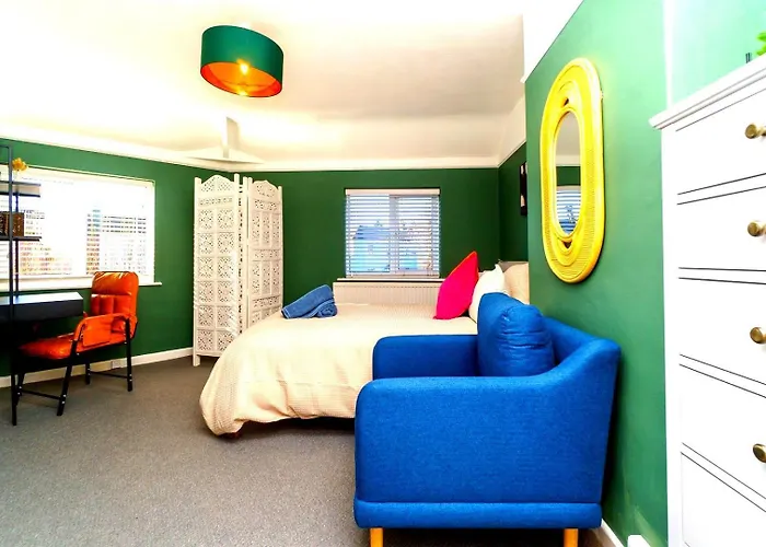 Spacious 4-bed | Wifi | Parking | Workspace Бристоль