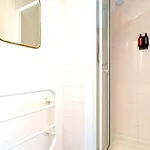 Πανσιόν Spacious 4-bed | Wifi | Parking | Workspace 4*