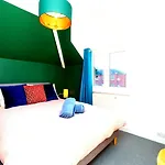 Spacious 4-bed | Wifi | Parking | Workspace Πανσιόν
