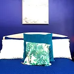 Spacious 4-bed | Wifi | Parking | Workspace