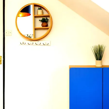 Spacious 4-bed | Wifi | Parking | Workspace Πανσιόν 4*