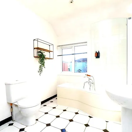 Spacious 4-bed | Wifi | Parking | Workspace Holiday home