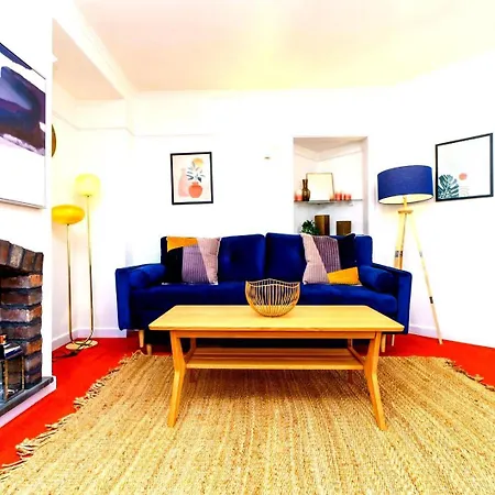 Spacious 4-bed | Wifi | Parking | Workspace Πανσιόν 4*
