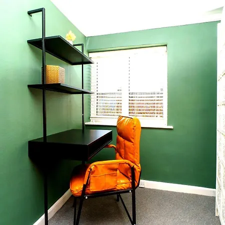 Spacious 4-bed | Wifi | Parking | Workspace Πανσιόν