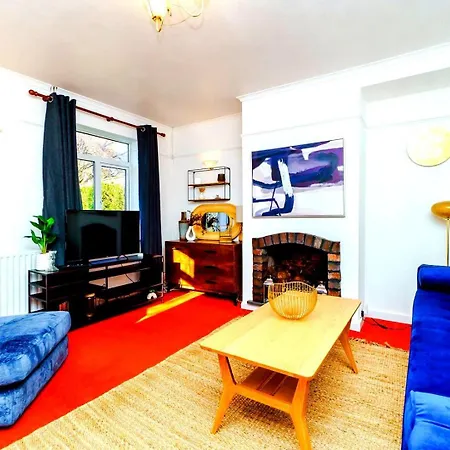 Spacious 4-bed | Wifi | Parking | Workspace Holiday home *