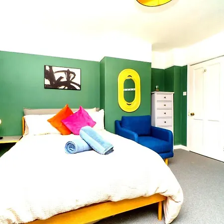 Spacious 4-bed | Wifi | Parking | Workspace 4*