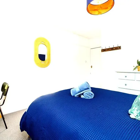 Spacious 4-bed | Wifi | Parking | Workspace