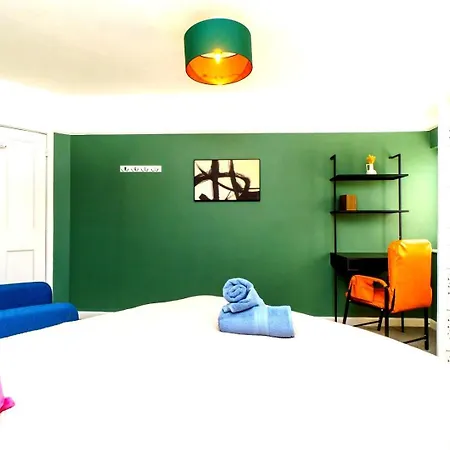 Spacious 4-bed | Wifi | Parking | Workspace Πανσιόν Μπρίστολ