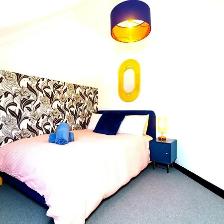 Spacious 4-bed | Wifi | Parking | Workspace 4*