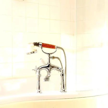 Spacious 4-bed | Wifi | Parking | Workspace Casa de hóspedes