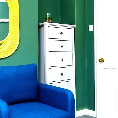 Holiday home Spacious 4-bed | Wifi | Parking | Workspace *