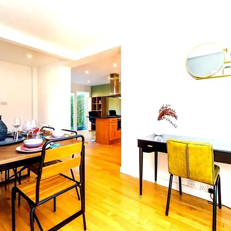 Spacious 4-bed | Wifi | Parking | Workspace Bristol