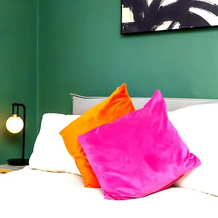 Spacious 4-bed | Wifi | Parking | Workspace