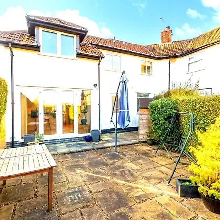 Holiday home Spacious 4-bed | Wifi | Parking | Workspace