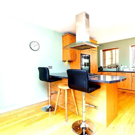 Spacious 4-bed | Wifi | Parking | Workspace Bristol