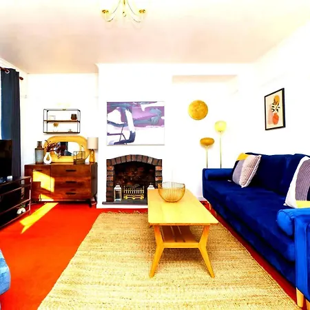 Spacious 4-bed | Wifi | Parking | Workspace