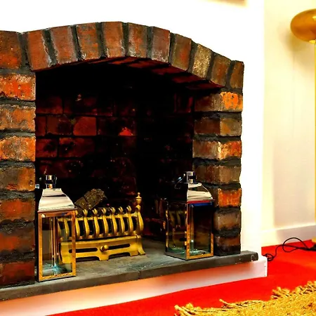 Holiday home Spacious 4-bed | Wifi | Parking | Workspace