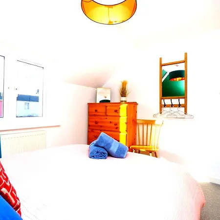 Holiday home Spacious 4-bed | Wifi | Parking | Workspace Bristol