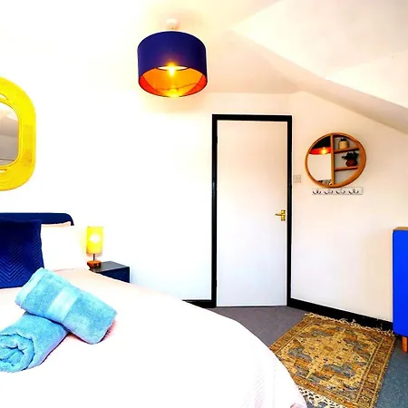 Casa de hóspedes Spacious 4-bed | Wifi | Parking | Workspace