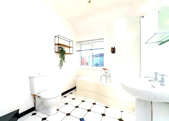 Spacious 4-bed | Wifi | Parking | Workspace Penzion