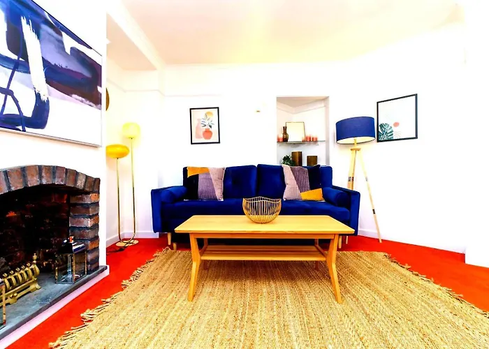 Spacious 4-bed | Wifi | Parking | Workspace Penzion 4*