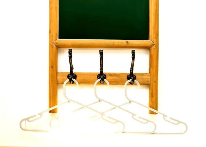 Spacious 4-bed | Wifi | Parking | Workspace