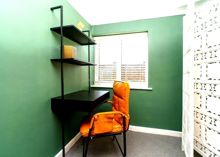 Spacious 4-bed | Wifi | Parking | Workspace בית הארחה