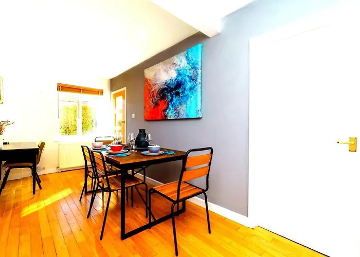 Spacious 4-bed | Wifi | Parking | Workspace בריסטול