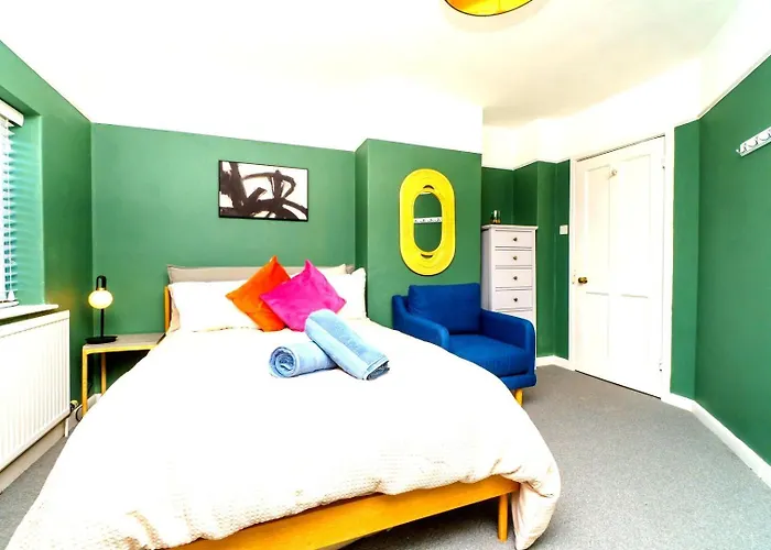 Spacious 4-bed | Wifi | Parking | Workspace 4*