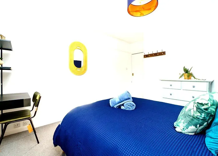 Spacious 4-bed | Wifi | Parking | Workspace