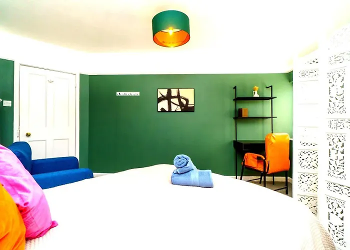 Spacious 4-bed | Wifi | Parking | Workspace Penzion Bristol