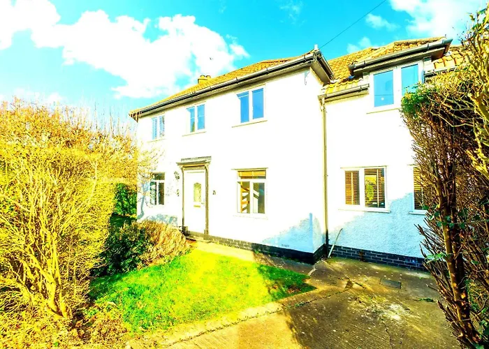 Spacious 4-bed | Wifi | Parking | Workspace Bristol