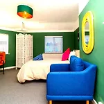 Spacious 4-bed | Wifi | Parking | Workspace Bristol