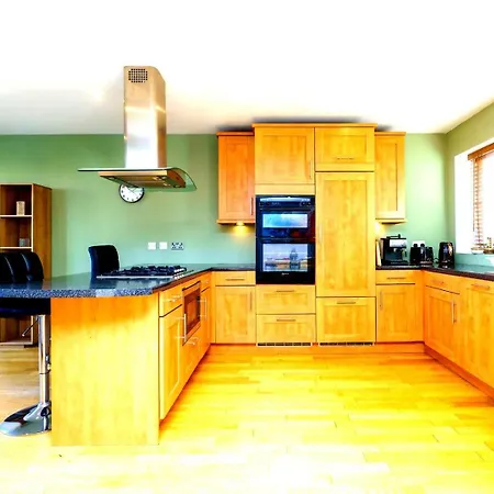 Spacious 4-bed | Wifi | Parking | Workspace 4*