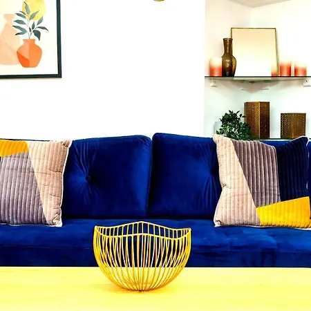 Spacious 4-bed | Wifi | Parking | Workspace Gæstehus