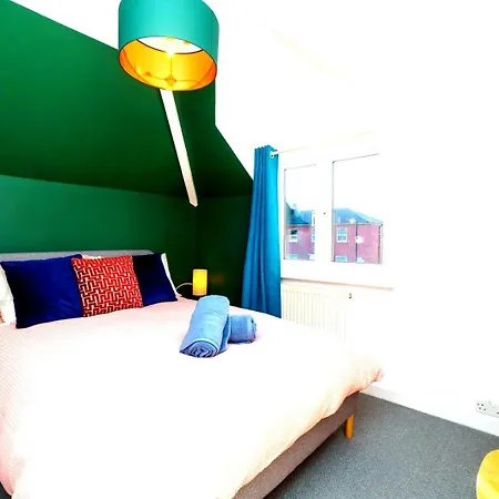 Spacious 4-bed | Wifi | Parking | Workspace Gæstehus