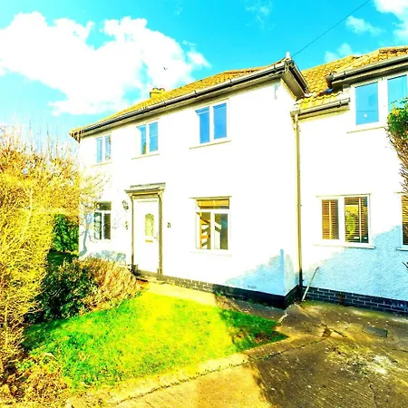 Spacious 4-bed | Wifi | Parking | Workspace Bristol