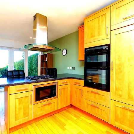 Spacious 4-bed | Wifi | Parking | Workspace Konukevi Bristol