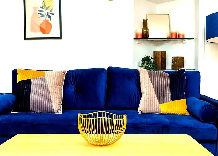 Spacious 4-bed | Wifi | Parking | Workspace بيت ضيافة