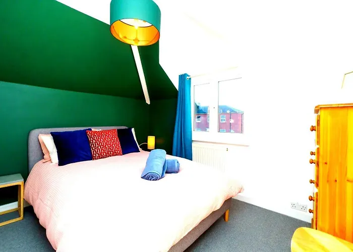 Spacious 4-bed | Wifi | Parking | Workspace بيت ضيافة