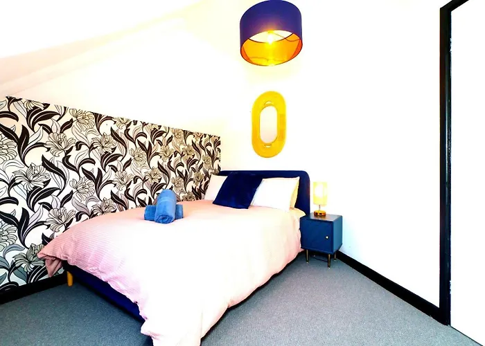 Spacious 4-bed | Wifi | Parking | Workspace 4*