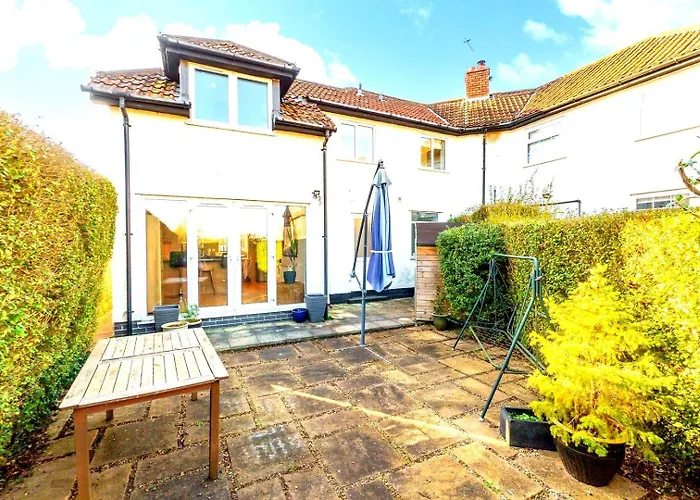 بيت ضيافة Spacious 4-bed | Wifi | Parking | Workspace