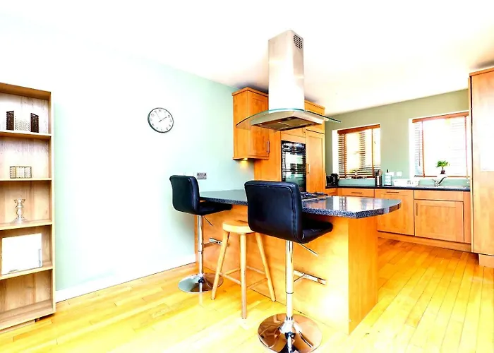 Spacious 4-bed | Wifi | Parking | Workspace بريستول