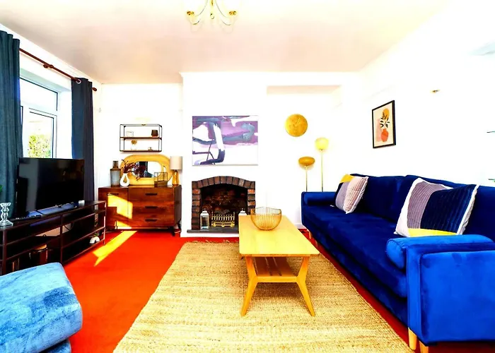 Spacious 4-bed | Wifi | Parking | Workspace