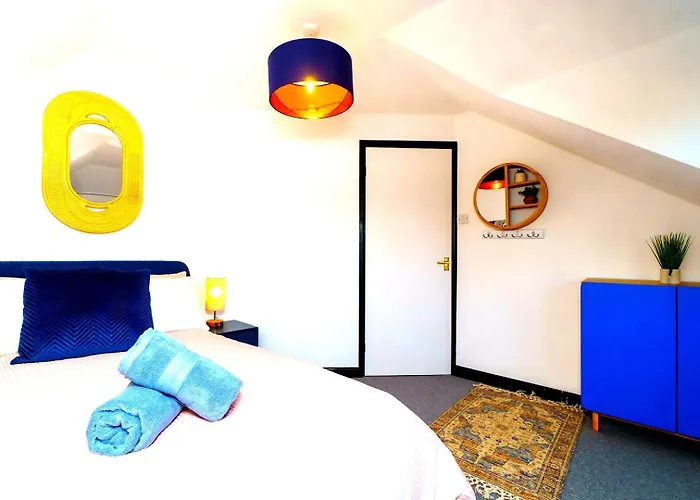 بيت ضيافة Spacious 4-bed | Wifi | Parking | Workspace