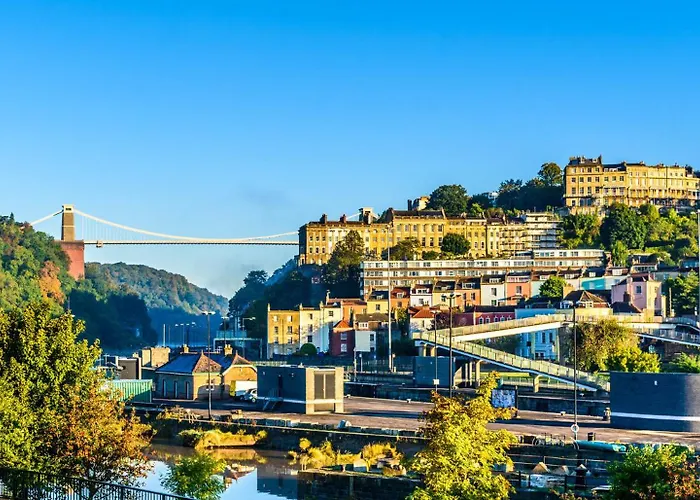 بيت ضيافة Spacious 4-bed | Wifi | Parking | Workspace 4*